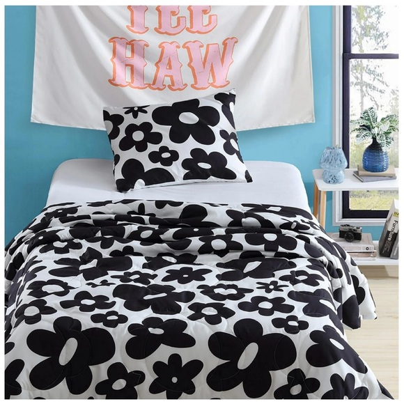 Urban Shop 2-Piece Quilted Comforter set. Twin/XL twin. Geometric Flwrs. NWT - Picture 3 of 16